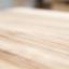 Schweizer FSC-Holz mit samtig-matter Oberfläche auf einem hellen Werktisch