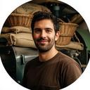 Portrait eines Kaffeerösters in einer Zürcher Rösterei mit Körben und Sackware