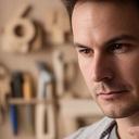 Markus Odermatt als Master Craftsman beim präzisen Falten von Prototypen