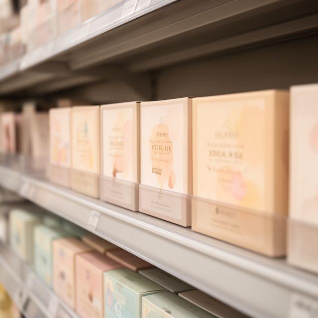 Fertige Geschenkboxen im Ladenregal mit sauberer Ausrichtung und ruhiger Markenwirkung