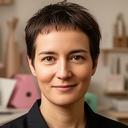 Lina Hertig als Lead Designerin in der Werkstatt mit ruhigem Blick auf ein Verpackungsmodell